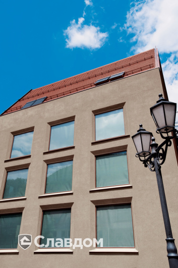 Здание церкви с крышей из черепицы Creaton Domino Naturrot