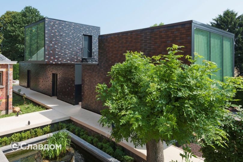 Жилой дом с применением керамической черепицы Koramic 301 Plain Tile Smooth Braised Blue, Anthracite Engobe, Wine Red Glazed