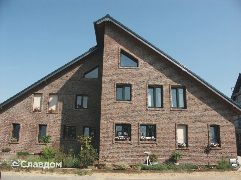 Дом с мансардой с облицовкой кирпичом Terca Paarsblauw