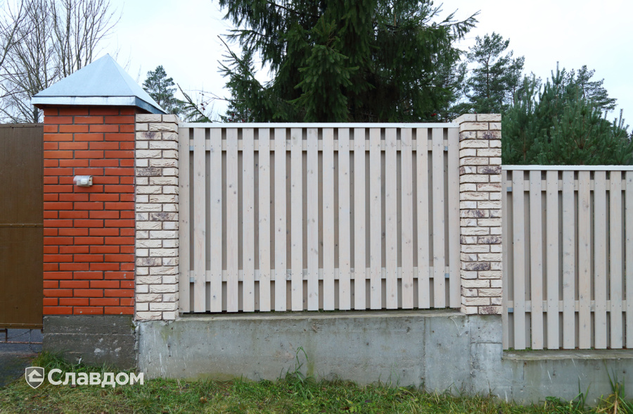 Забор со столбами из кирпича ENGELS HANDFORM Ladoga