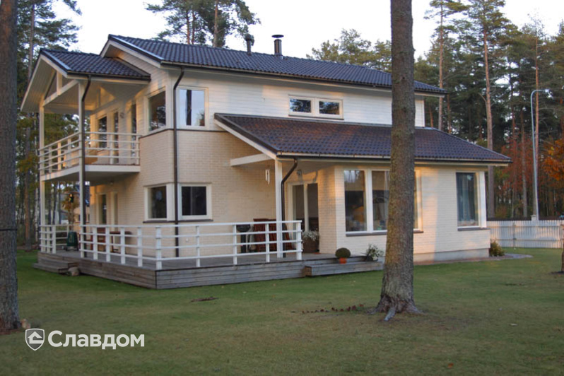 Двухэтажный дом с коричневой крышей с облицовкой кирпичом Terca Kuura гладкий