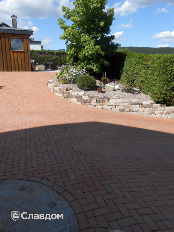 Дворовая территория частного дома с применением брусчатки Vandersanden Radeberg