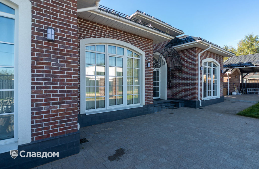 Частный дом с облицовкой плиткой Roben Formback Buntgeflammt