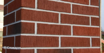 Двухэтажный частный дом с облицовкой кирпичом Terca Red Flame шероховатый