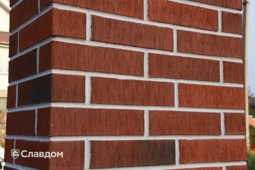 Двухэтажный частный дом с облицовкой кирпичом Terca Red Flame шероховатый