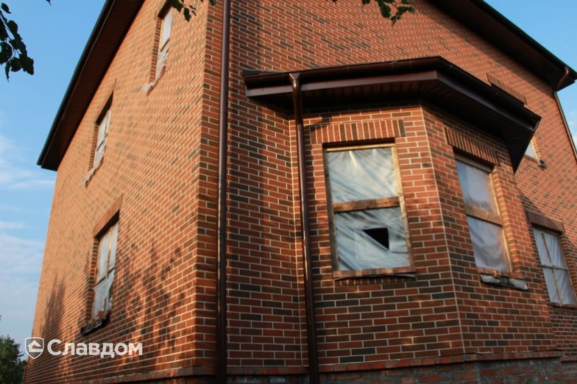 Двухэтажный частный дом с облицовкой кирпичом Terca Red Flame шероховатый