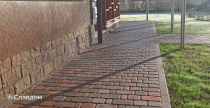 Частный дом с мощением тротуарных дорожек бручасткой Старый город Клинкер