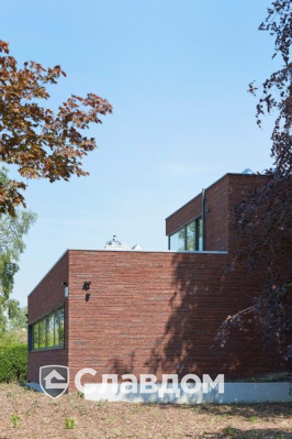 Стоматология в Кортрейке с облицовкой кирпичом Terca Wasserstrich Special E1 и Blauw-Rood Genuanceerd