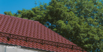 Дома в лесу с крышей из черепицы Creaton Futura Weinrot Glasiert