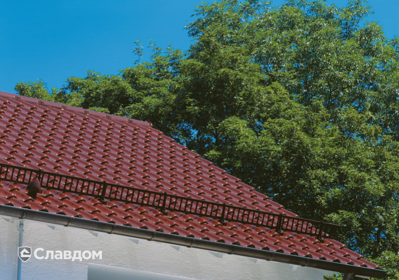 Дома в лесу с крышей из черепицы Creaton Futura Weinrot Glasiert