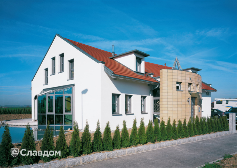 Жилой дом с бассейном с крышей из черепицы Creaton Domino Naturrot