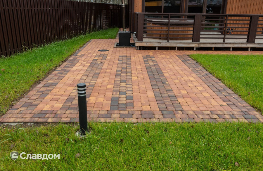 Частный дом в Ленинградской области с мощением плиткой Braer Классико