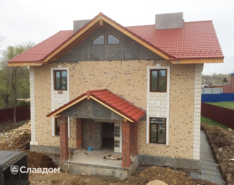 Частный коттедж с применением черепицы Braas Янтарь Вишня