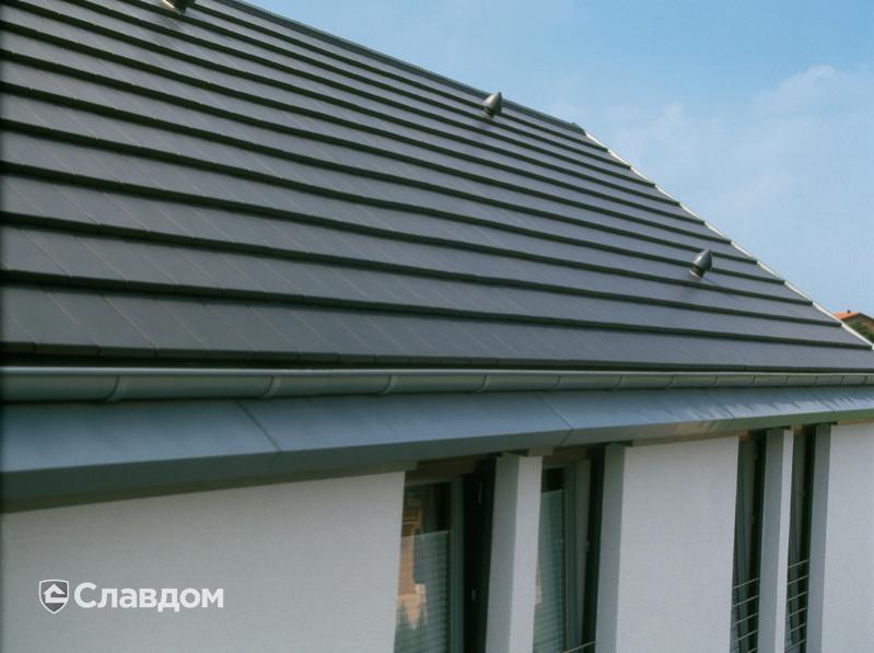 Дом с лаконичным дизайном с крышей из черепицы Creaton Domino Schieferton Engobiert