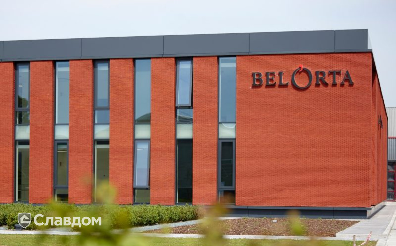 Бизнес центр с облицовкой кирпичом Terca Spaans Rood