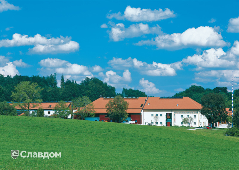 Жилой комплекс с крышей из черепицы Creaton Domino Naturrot