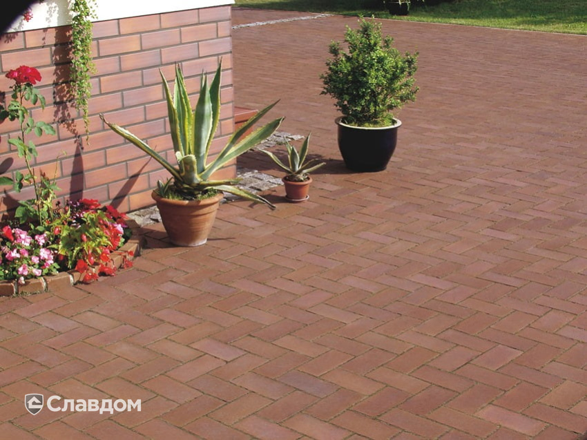 Территория частного дома с применением брусчатки Penter Holstein