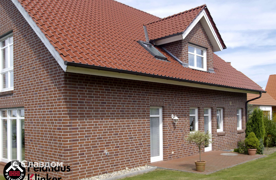 Частный дом с облицовкой кирпичом Feldhaus Kiinker 335 carmesi antic mana