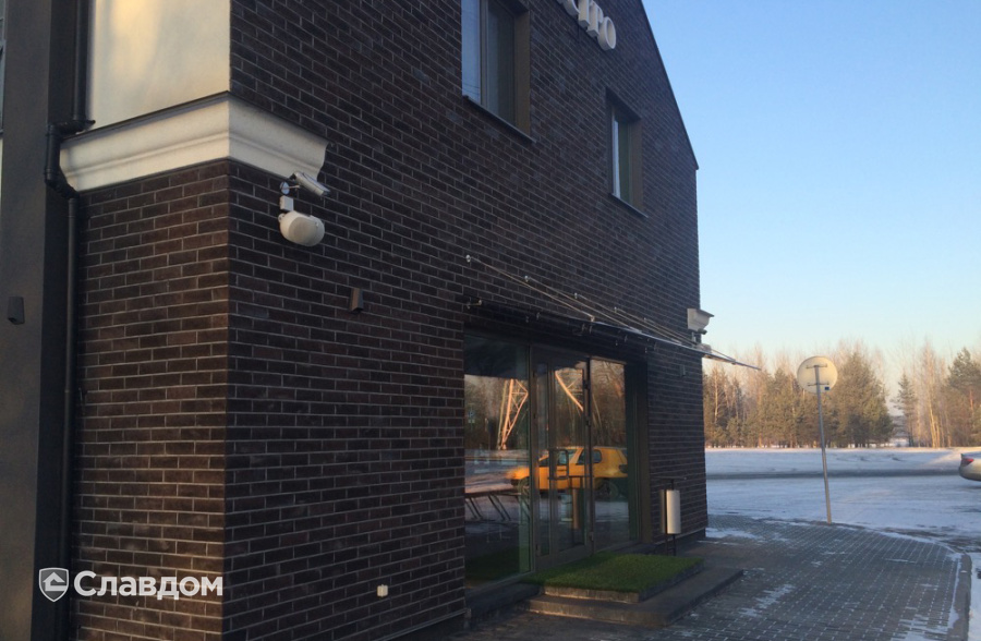 Ресторан Drozdy Club с облицовкой фасадной плиткой Stroeher Zeitlos 359 kohlenglanz
