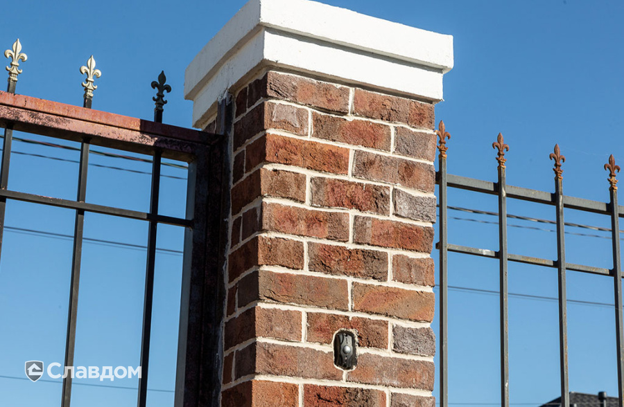 Частный дом с облицовкой плиткой Roben Formback Buntgeflammt