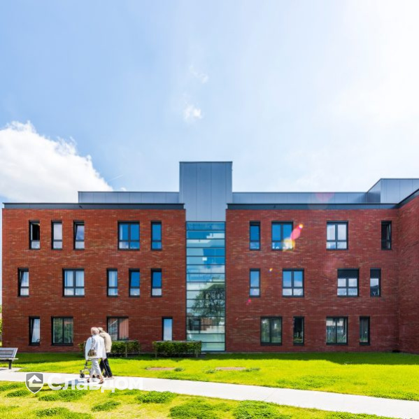 Медицинский центр с облицовкой кирпичом Terca Linneaus Robinia