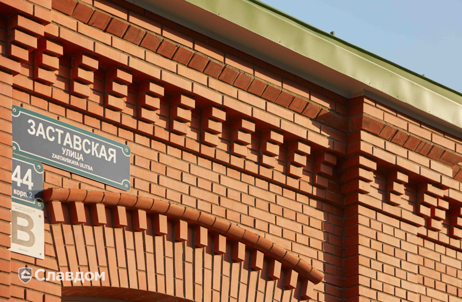 Детский сад с фасадом из полнотелого красного кирпича ЛСР