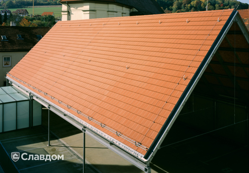 Вход в парк с крышей из черепицы Creaton Domino Naturrot