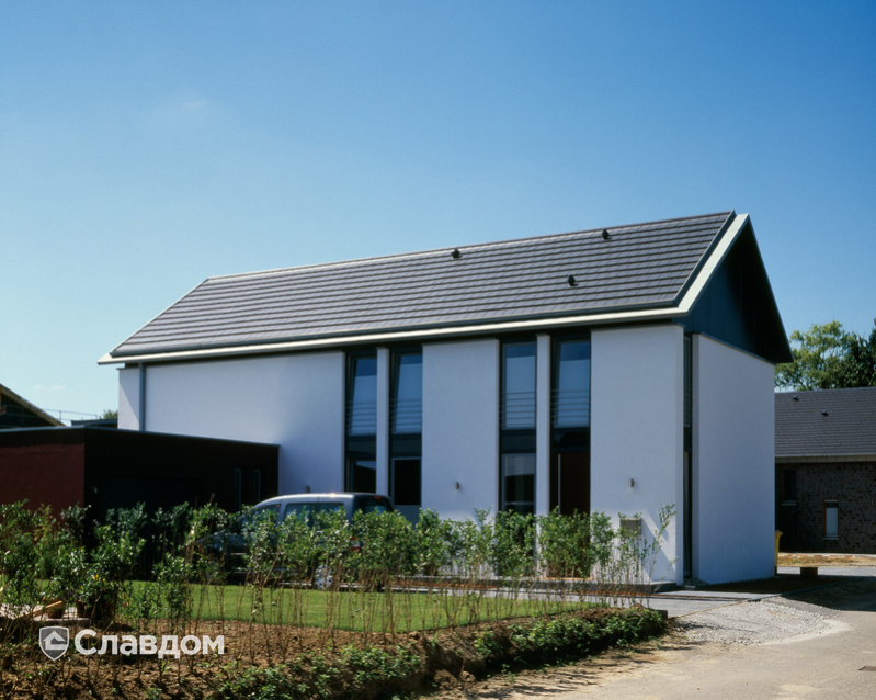 Дом с лаконичным дизайном с крышей из черепицы Creaton Domino Schieferton Engobiert