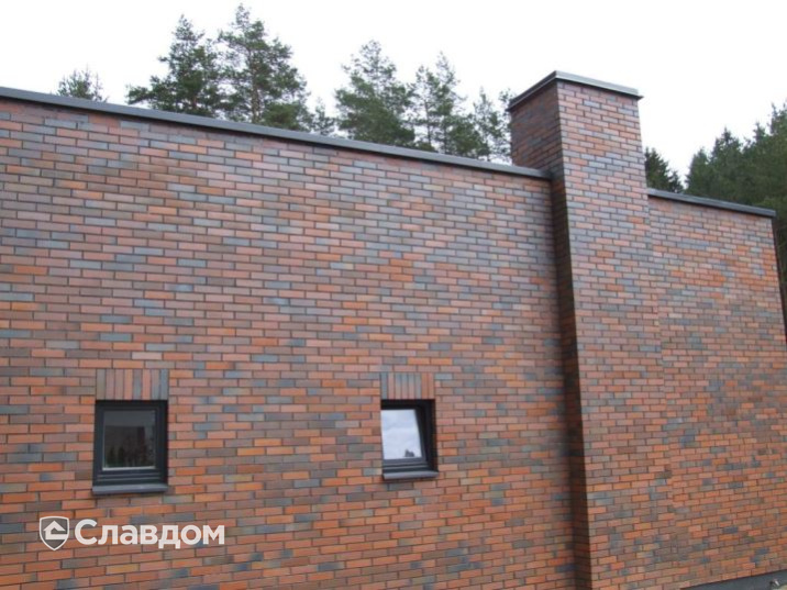 Техническое здание с облицовкой кирпичом Terca Red Flame гладкий