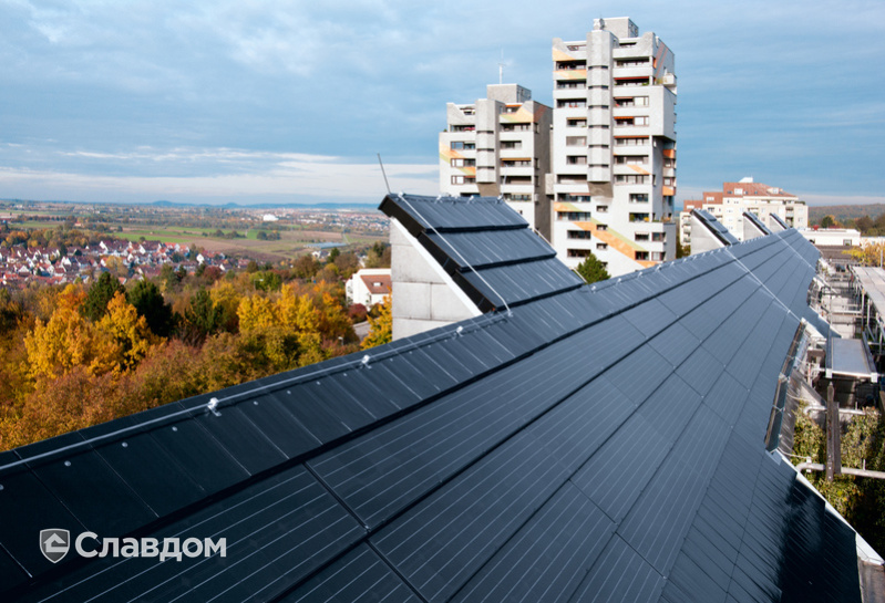 Крыша многоэтажного дома из черепицы Creaton Domino Schwarz Glasiert