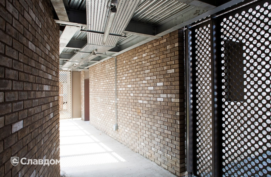 Трехэтажный жилой дом с облицовкой кирпичом Terca Bronsgroen