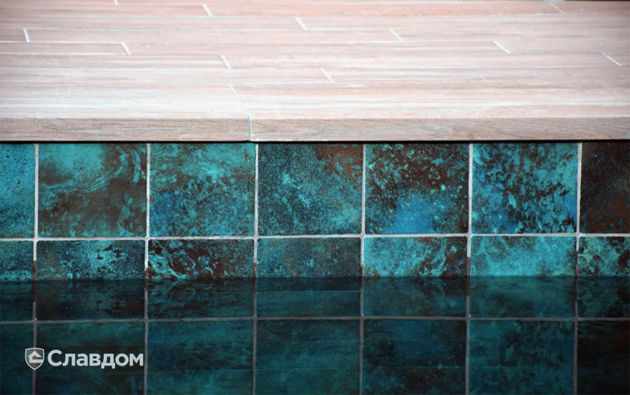 Бассейн с применением плитки Gres Aragon Ocean Green River