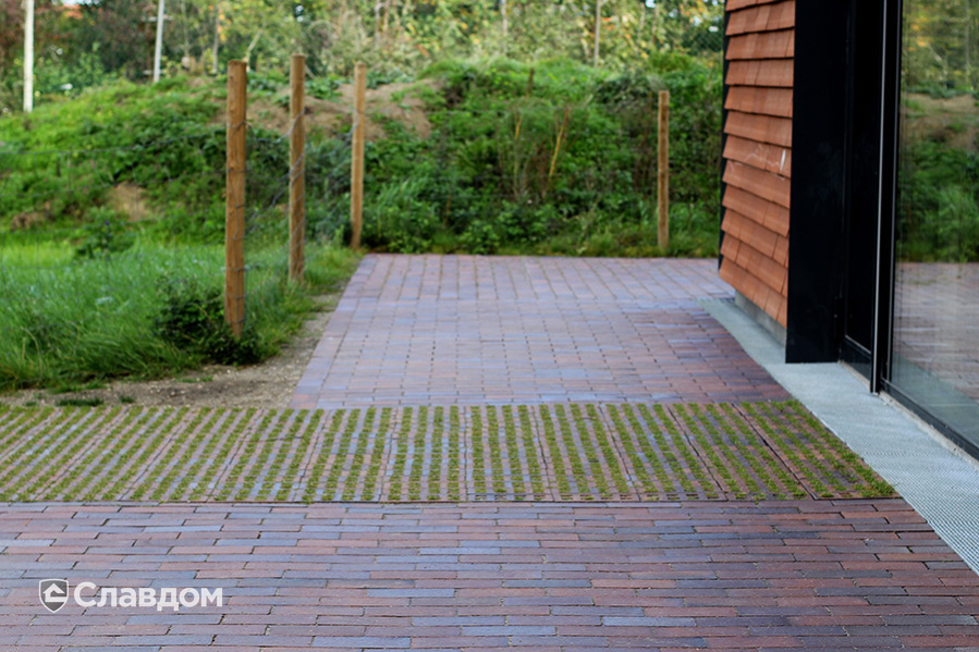 Придомовая территория с применением брусчатки MUHR 04S Rotbraun-bunt special