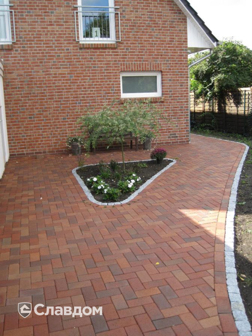 Территория частного дома с применением брусчатки Penter Mediterrano