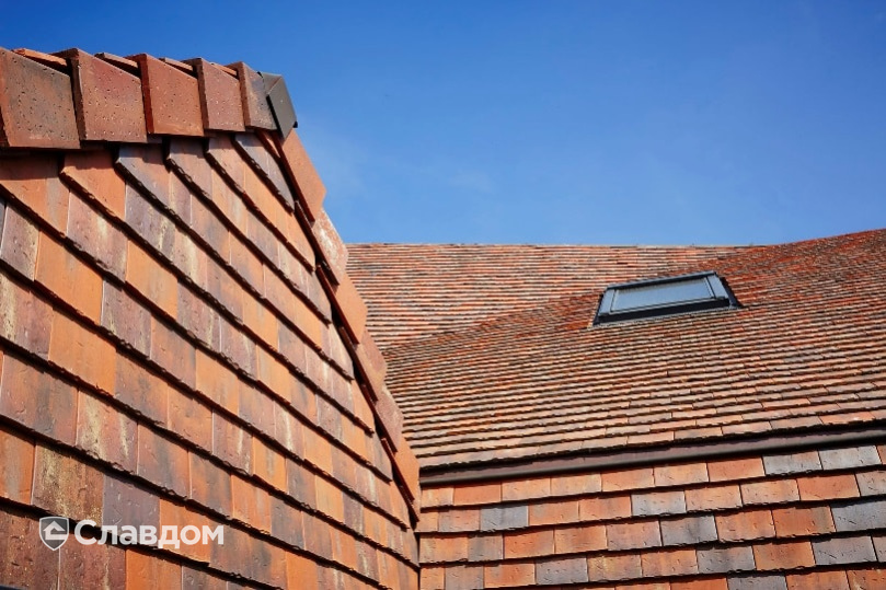 Жилой дом с применением керамической черепицы Koramic Patrimony Handcrafted Plain Tile Kent Red, Vineyard Black, Lichen Green