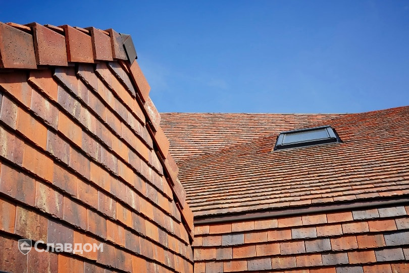 Жилой дом с применением керамической черепицы Koramic Patrimony Handcrafted Plain Tile Kent Red, Vineyard Black, Lichen Green