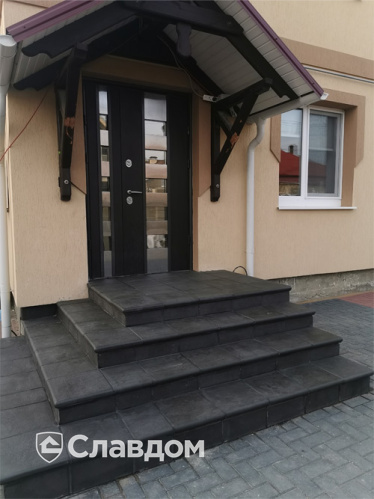 Крыльцо частного дома с применением клинкерной плитки и ступеней Gres Aragon Orion Antracita