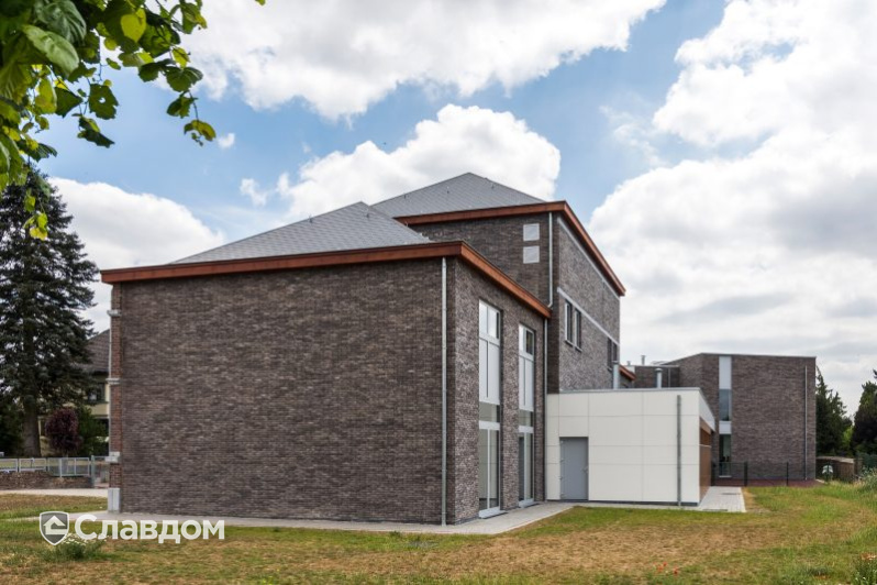 Здание школы с облицовкой кирпичом Terca Iluzo Grijs-zwart