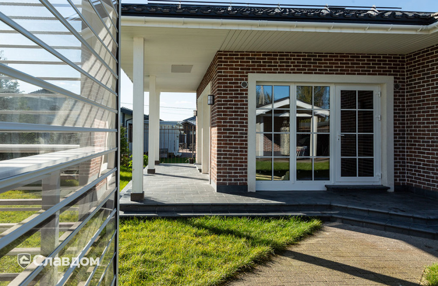 Частный дом с облицовкой плиткой Roben Formback Buntgeflammt