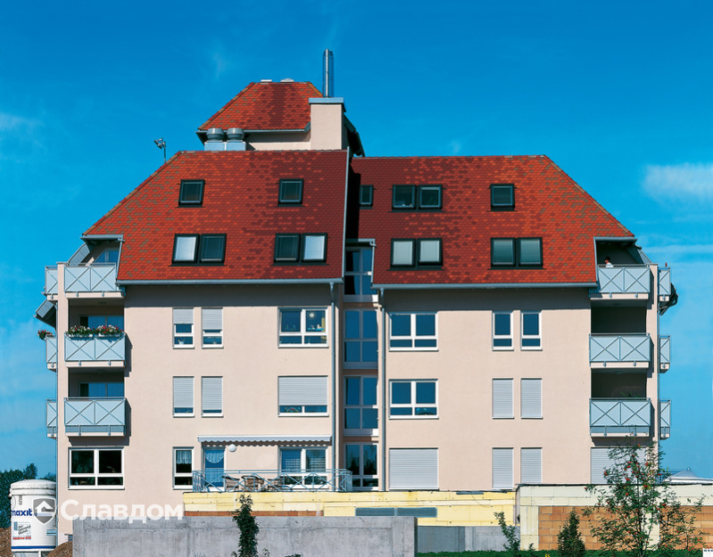 Многоэтажный жилой дом с градиентной крышей из черепицы Creaton Biber Klassik Kupferrot engobiert