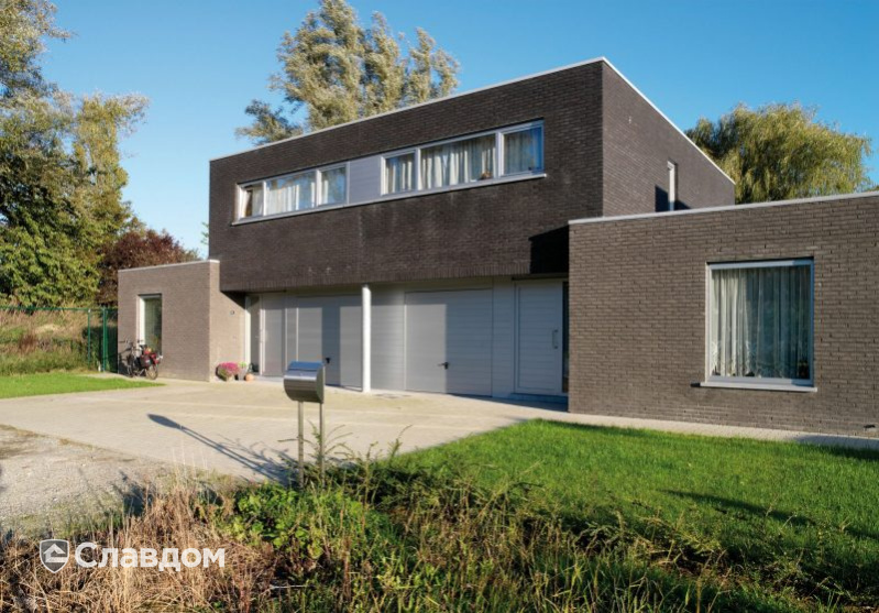 Частный дом в Круйбеке с облицовкой кирпичом Terca Titaangrijs