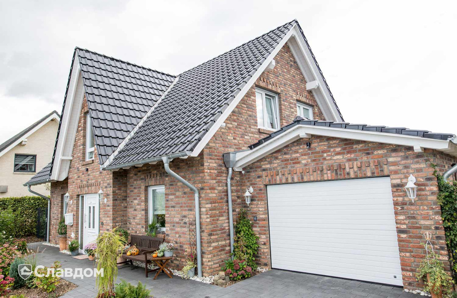 Загородный дом с облицовкой кирпичом ручной формовки MUHR Nr 35 Holstein Barock gerumpelt