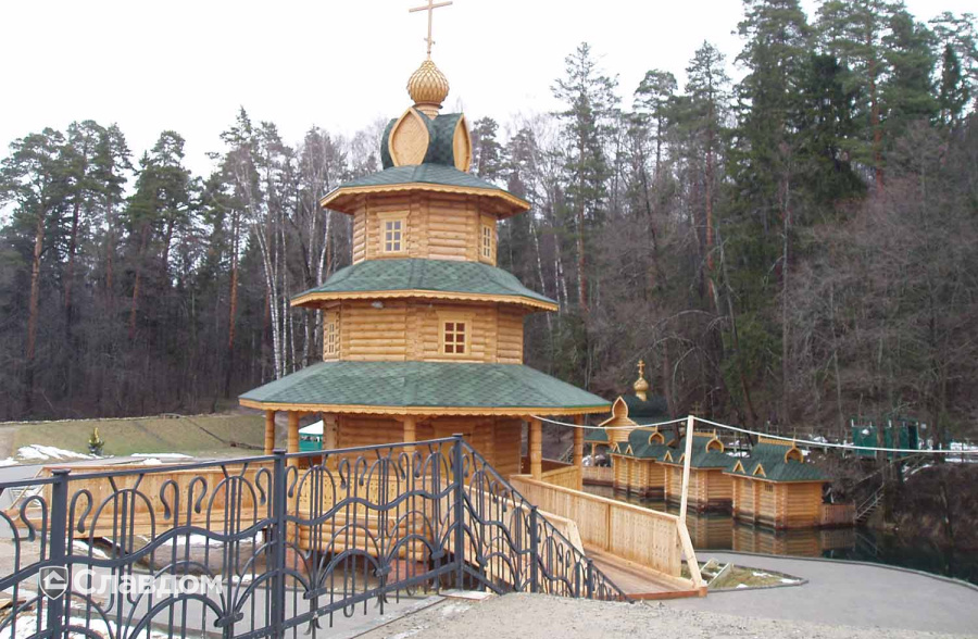 Церковь с применением мягкой кровли TEGOLA Нордик Зеленый с отливом