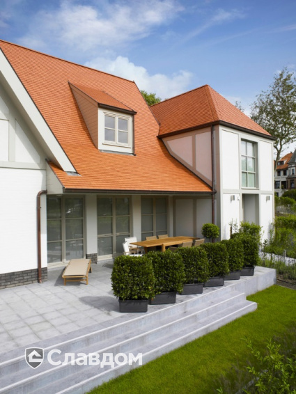 Коттедж с применением керамической черепицы Koramic 301 Plain Tile Smooth Natural Red