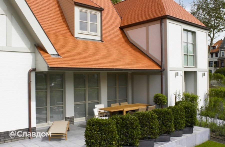 Коттедж с применением керамической черепицы Koramic 301 Plain Tile Smooth Natural Red