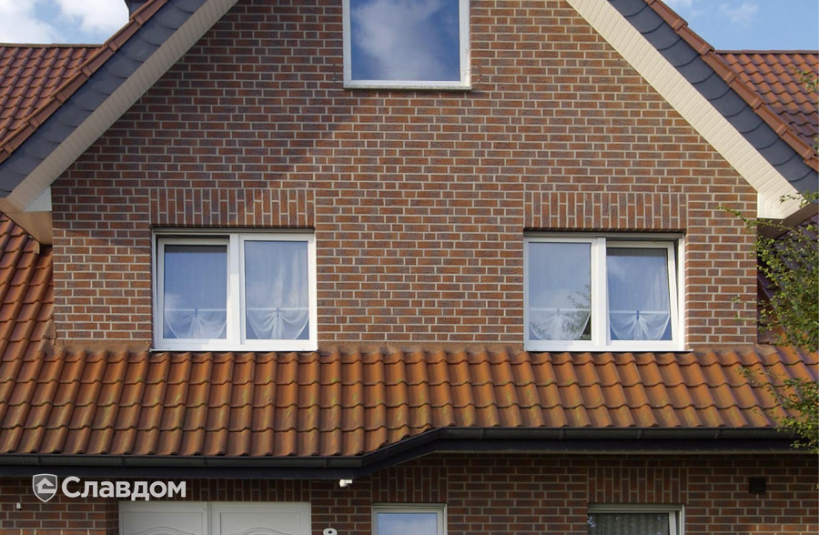 Загородный дом с облицовкой кирпичом Feldhaus Klinker 335 carmesi antic mana