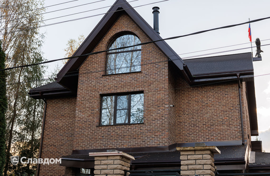 Частный дом с облицовкой кирпичом ручной формовки Сафоново Клинкер №9