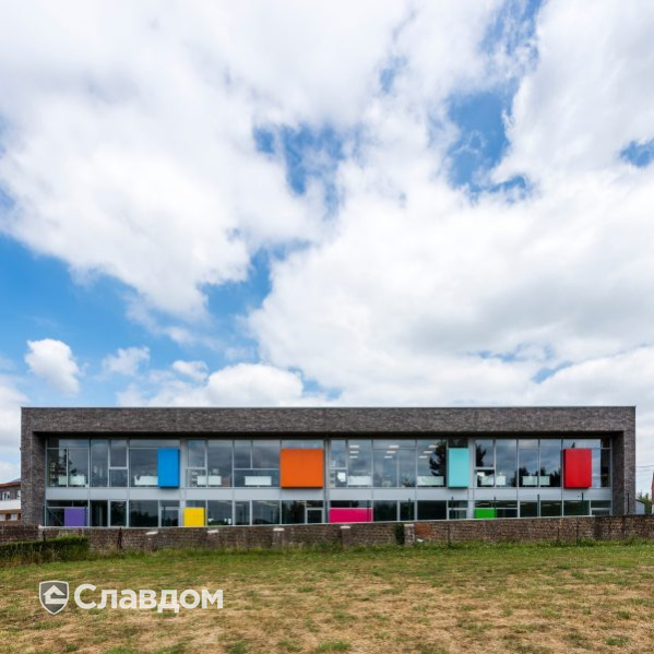 Здание школы с облицовкой кирпичом Terca Iluzo Grijs-zwart