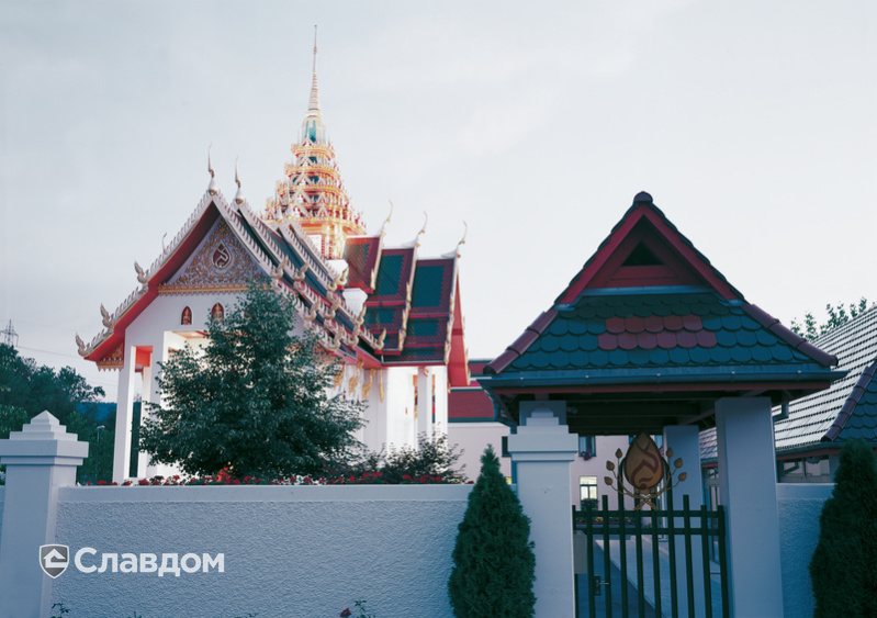 Буддийский храм с крышей Creaton Biber Klassik Weinrot Glasiert и Grun Glasiert