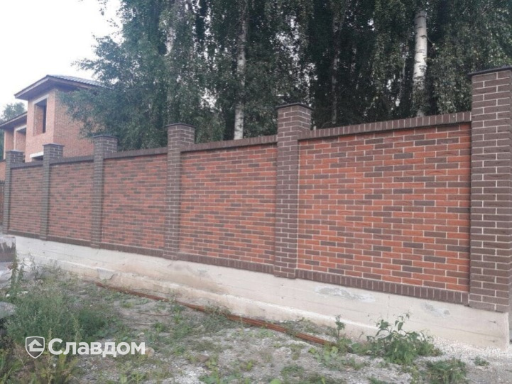 Забор частного дома с облицовкой кирпичом КС-Керамик Бавария микс кора и Темный шоколад кора